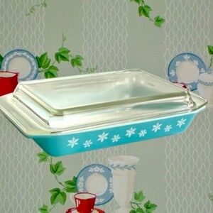 Vintage Pyrex 548B Turquoise Snowflake Spacesaver W/Lid